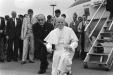 Bezoek Paus Johannes Paulus II aan Nederland Paus wordt na de grond te hebben g, Bestanddeelnr 933-3246