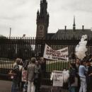 Pausbezoek aan Nederland demonstranten tegen de Paus bij het Vredespaleis in De, Bestanddeelnr 253-8913