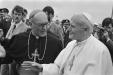 Bezoek Paus Johannes Paulus II aan Nederland Paus begroet bisschop Ter Schure, Bestanddeelnr 933-3251