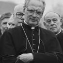 Bezoek Paus Johannes Paulus II aan Nederland de Paus met kardinalen Simonis (l), Bestanddeelnr 933-3249 (cropped)