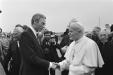 Bezoek Paus Johannes Paulus II aan Nederland Paus begroet minister Van den Broe, Bestanddeelnr 933-3252