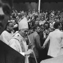 Eucharistieviering Irenehal, Jaarbeurs Utrecht de Paus omringd door rechercheur, Bestanddeelnr 933-3272
