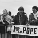 Bezoek Paus Johannes Paulus II aan Nederland spandoek I love the pope op vlie, Bestanddeelnr 933-3242